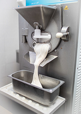 Fabrication artisanale des glaces dans le laboratoire de Marie B